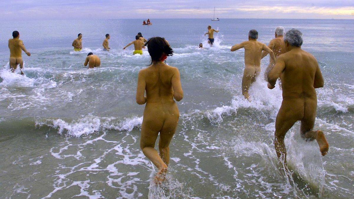 Nahá pocta Četníkovi a hledání nudistické pláže na francouzské Riviéře